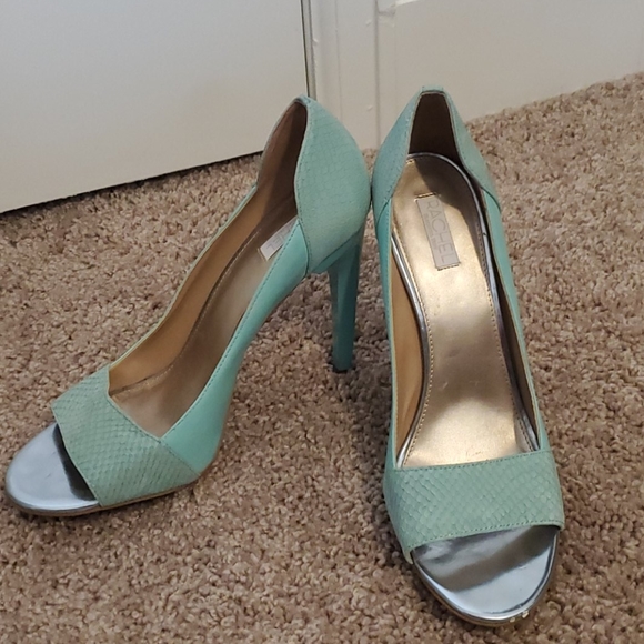 Peekaboo heals - Picture 2 of 2